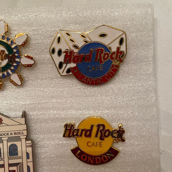 Collection of 11 Hard Rock Cafe pins - Picture 4 of 6